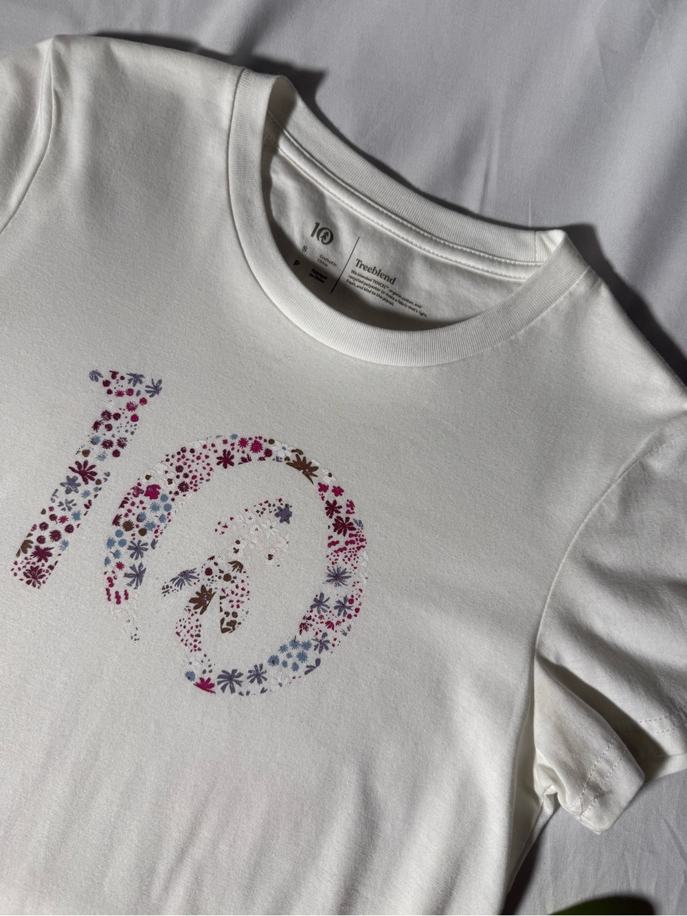 BNWT tentree Wildfields Ten T-Shirt White Tee with Multicolor Floral Logo Size S